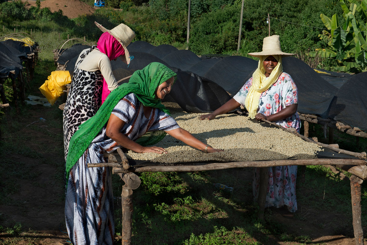 mujer ausculta a una enferma