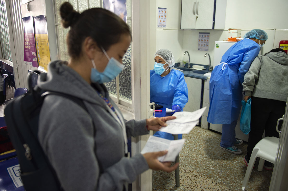 mujer indígena con bebé
