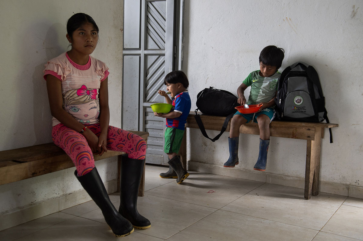 mujer indígena con bebé